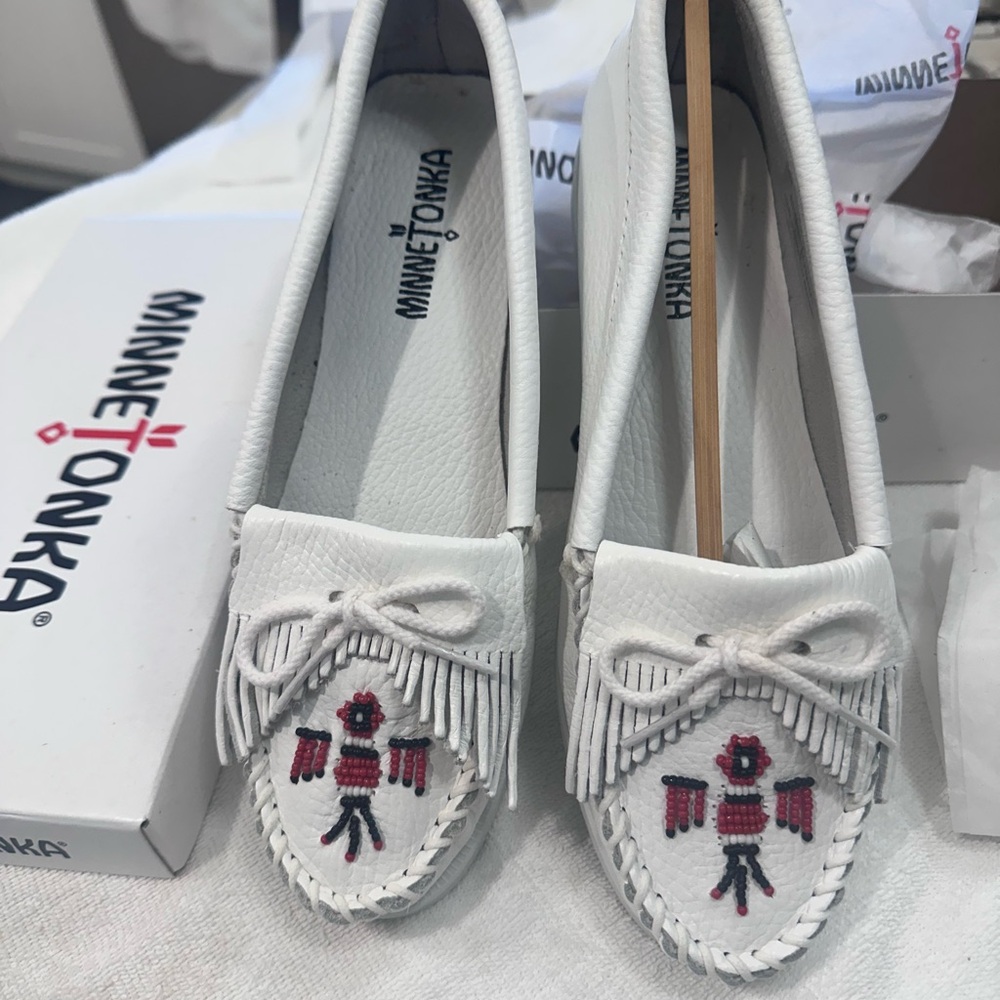 Minnetonka Women's White Thunderbird  Moccasins